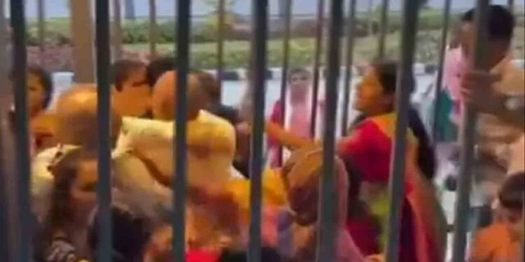 తిరుమల క్యూలైన్లో భక్తుల మధ్య ఘర్షణ… ఓర్పుతో వ్యవహరించాలంటూ టీటీడీ విజ్ఞప్తి