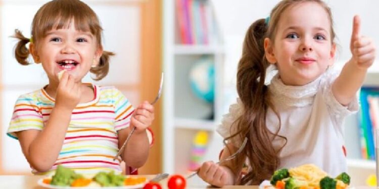 చిన్న వయసులోనే తెల్లబడుతున్న వెంట్రుకలు… కారణాలు ఏంటి?