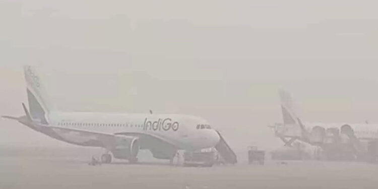 పొగమంచుతో గన్నవరం ఎయిర్‌పోర్ట్‌లో గందరగోళం.. ఆలస్యమైన విమానాలు..!!