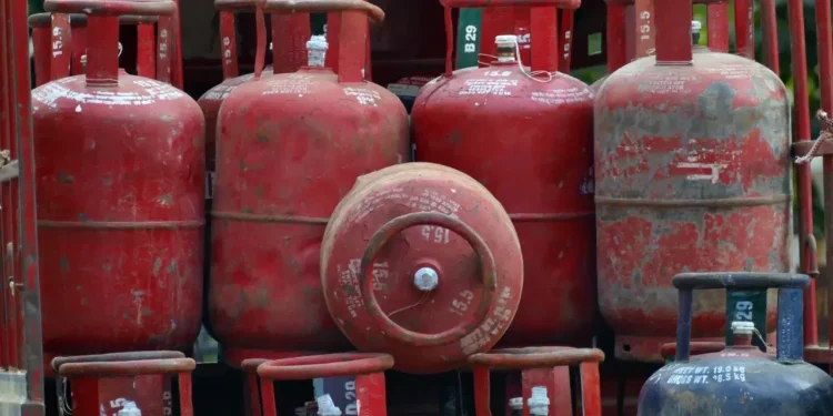 వంటగ్యాస్ సరఫరా సమస్యకు “స్మార్ట్ పరిష్కారం”-త్వరలో 10 కేజీల సిలిండర్లు మార్కెట్లో!!