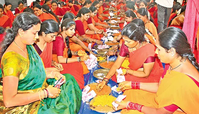 సీతారాముల కల్యాణానికి లక్షకు పైగా ముత్యాల ప్యాకెట్లు: అక్షింతలు, కంకణాలతో భక్తులకు పంపిణీ.