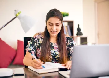 డిగ్రీ మాత్రమే సరిపోడు: మీ ప్రతిభను చూపించడానికి పోర్ట్‌ఫోలియో రూపొందించండి