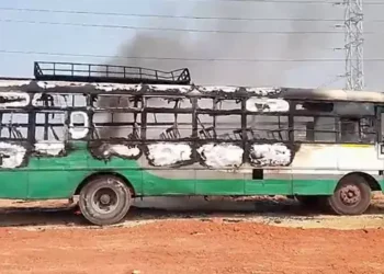 కరెంట్ షాక్‌తో కాలిపోయిన బస్సు: డ్రైవర్ స్మార్ట్ మూవ్‌తో తప్పిన ప్రాణనష్టం!