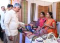 డ్వాక్రా మహిళల స్టాల్స్‌ను సందర్శించిన సీఎం చంద్రబాబు