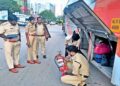 బస్సు ప్రయాణికులకు భద్రతపై అవగాహన కల్పిస్తున్న ఏపీ పోలీసులు
