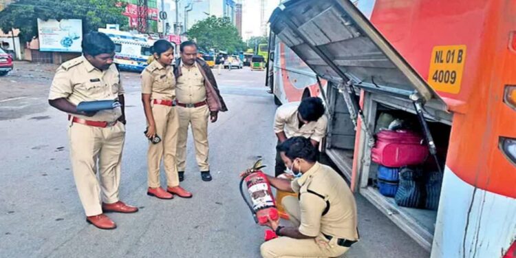 బస్సు ప్రయాణికులకు భద్రతపై అవగాహన కల్పిస్తున్న ఏపీ పోలీసులు