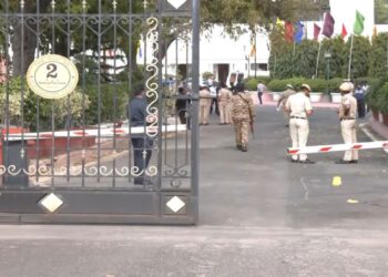 ఢిల్లీ అసెంబ్లీలో హైడ్రామా: స్పీకర్ కారులో పూలగుచ్ఛం ఉంచి పరారైన అగంతకుడు!