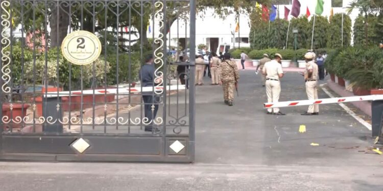 ఢిల్లీ అసెంబ్లీలో హైడ్రామా: స్పీకర్ కారులో పూలగుచ్ఛం ఉంచి పరారైన అగంతకుడు!