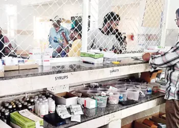 పేద రోగులకు తప్పని తిప్పలు: ఆసుపత్రికి వెళ్తే చేతికి మందుల చీటీలే!