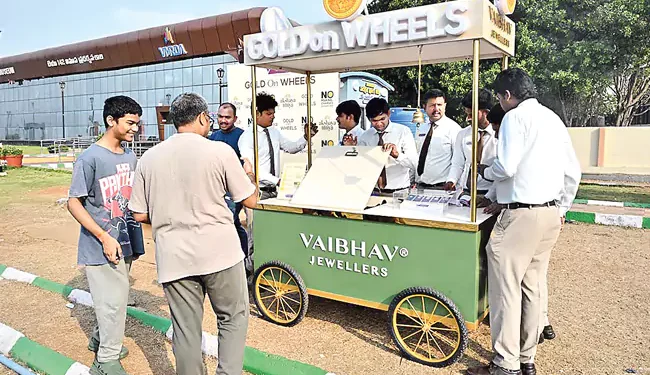 ఐస్క్రీమ్ బండిలో బంగారం ఏంటి బాబూ? ఈ ఐడియా అదిరిపోయిందిగా!