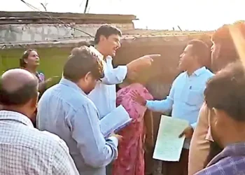 తాడిగడపలో అధికారిపై వైకాపా నేత దురుసు ప్రవర్తన.. ఉద్రిక్తత