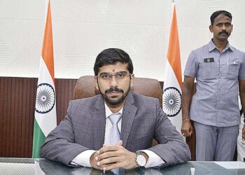 ఇంధనంపై ప్యానిక్‌ వద్దు.. ప్రజలకు కలెక్టర్‌ ఆనంద్‌ విజ్ఞప్తి