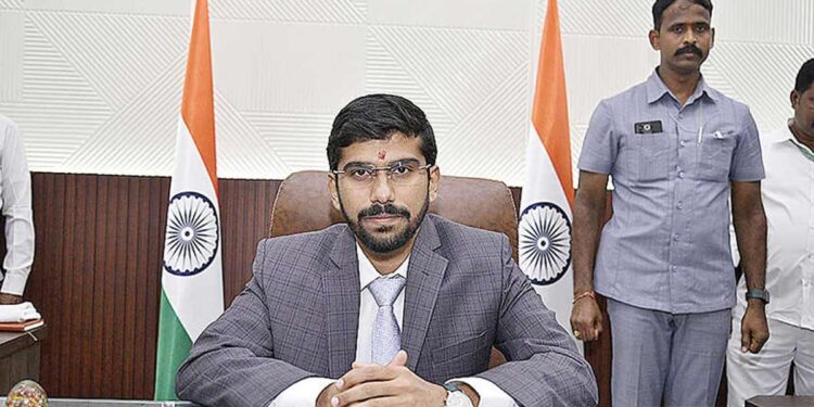 ఇంధనంపై ప్యానిక్‌ వద్దు.. ప్రజలకు కలెక్టర్‌ ఆనంద్‌ విజ్ఞప్తి