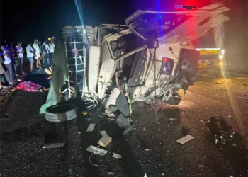 మంత్రాలయం వెళ్తుండగా మృత్యుఘోష: లారీ-బొలెరో ఢీకొని ఎనిమిది మంది భక్తుల దుర్మరణం!