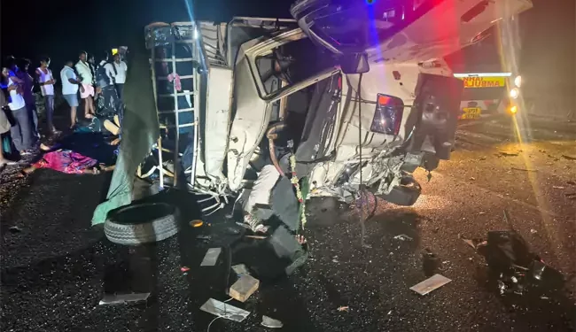 మంత్రాలయం వెళ్తుండగా మృత్యుఘోష: లారీ-బొలెరో ఢీకొని ఎనిమిది మంది భక్తుల దుర్మరణం!