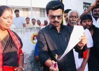 డీలిమిటేషన్ చిచ్చు: బిల్లు కాపీని తగలబెట్టిన సీఎం స్టాలిన్!