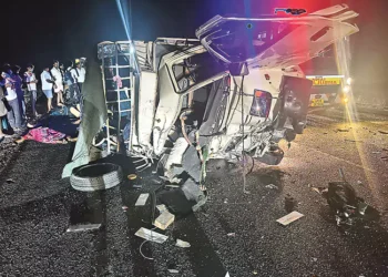 నిద్రలో డ్రైవర్ తప్పిదం: రోడ్డుపై ఘోర ప్రమాదం