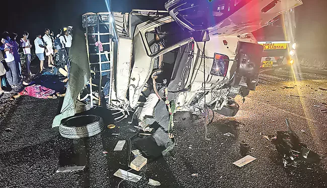 నిద్రలో డ్రైవర్ తప్పిదం: రోడ్డుపై ఘోర ప్రమాదం