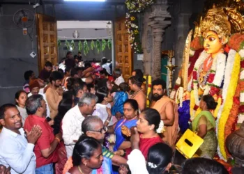 నూకాలమ్మ ఆలయంలో భక్తుల రద్దీ