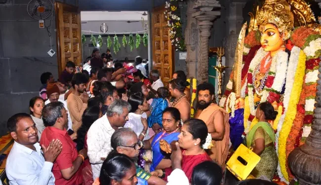నూకాలమ్మ ఆలయంలో భక్తుల రద్దీ