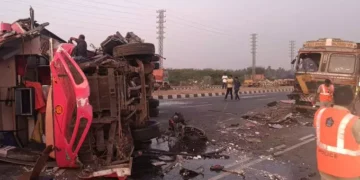 కాకినాడ జిల్లాలో పెను ప్రమాదం: జాతీయ రహదారిపై తగలబడ్డ కార్బన్ డైయాక్సైడ్ లారీ!