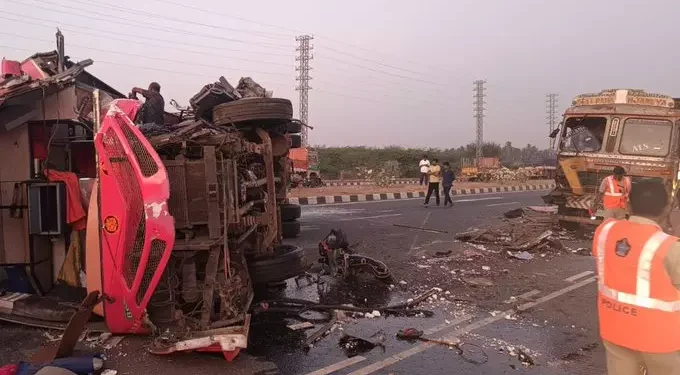 కాకినాడ జిల్లాలో పెను ప్రమాదం: జాతీయ రహదారిపై తగలబడ్డ కార్బన్ డైయాక్సైడ్ లారీ!