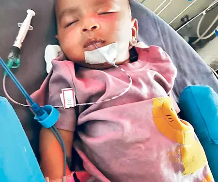 జన్యు వ్యాధితో పోరాడుతున్న రెండున్నర నెలల చిన్నారి