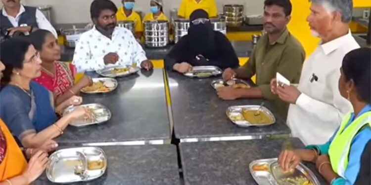 ప్రజల మధ్య సీఎం చంద్రబాబు – క్యాంటీన్‌లో ఆప్యాయ సంభాషణలు