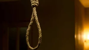 చిన్నారులకు ఉరి వేసి తండ్రి బలవన్మరణం