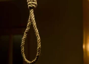 చిన్నారులకు ఉరి వేసి తండ్రి బలవన్మరణం