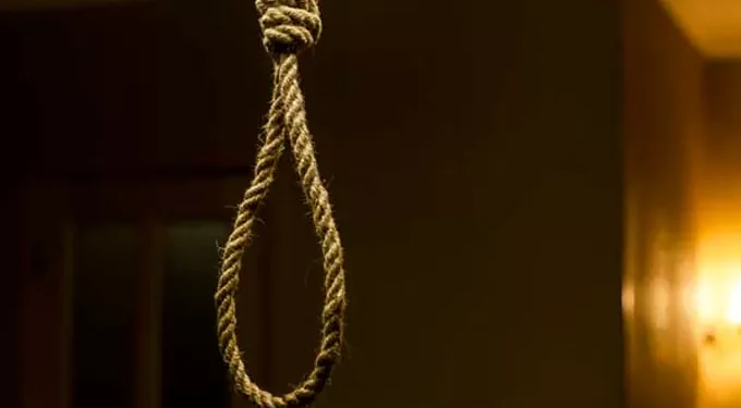 చిన్నారులకు ఉరి వేసి తండ్రి బలవన్మరణం