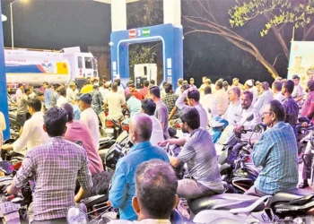 ఇంధన కొరత … రాష్ట్రంలో బంకుల వద్ద రద్దీ