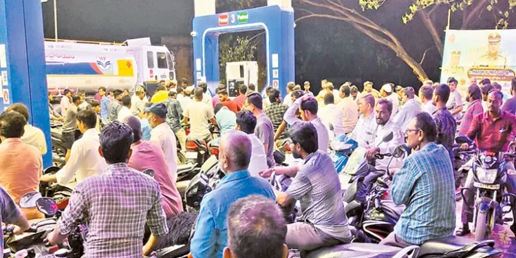 ఇంధన కొరత … రాష్ట్రంలో బంకుల వద్ద రద్దీ