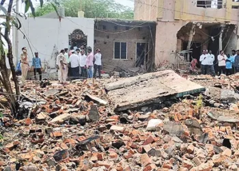 ఇంట్లోనే 'బాంబుల' నిల్వ: వెంకన్న నిర్లక్ష్యానికి నలుగురు బలి.. 25 మందికి గాయాలు!