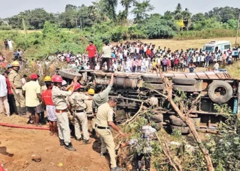 విజయనగర జిల్లాలో లారీ బీభత్సం – ఆరు వాహనాలు ఢీకొన్న ఘటన