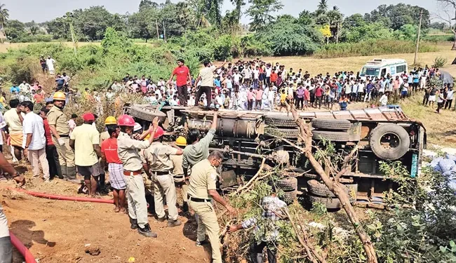 విజయనగర జిల్లాలో లారీ బీభత్సం – ఆరు వాహనాలు ఢీకొన్న ఘటన