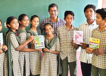 ఆడుకునే వయసులో పుస్తకాలా? ఈ ప్రభుత్వ బడి పిల్లల కథే వేరు!