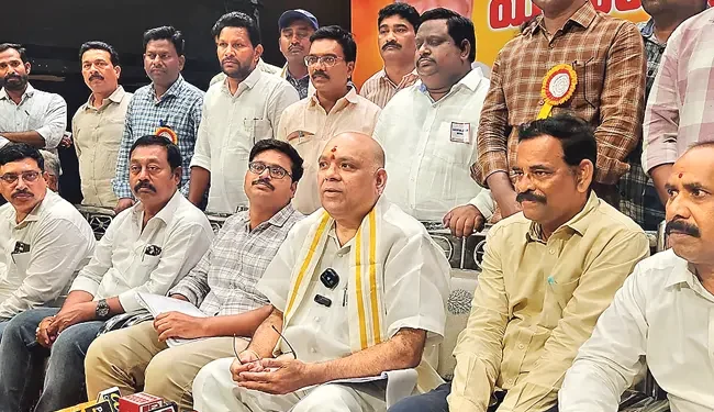 సచివాలయ ఉద్యోగుల సమస్యలపై జిల్లాల వారీ సదస్సులు.. ప్రభుత్వానికి తుది నివేదిక సిద్ధం!