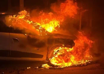 హైదరాబాద్ బేగంపేటలో రోడ్డు మధ్యలో కారులో మంటలు