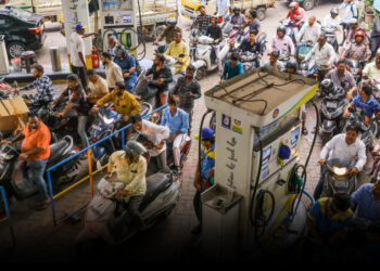 తిరుపతిలో ఉచితంగా పెట్రోల్‌ పంపిణీ.. బంక్‌ వద్ద భారీ క్యూ