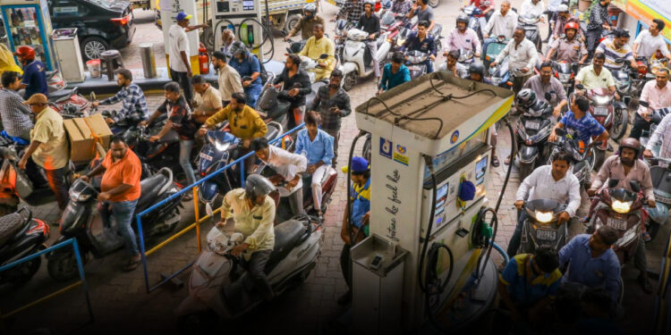 తిరుపతిలో ఉచితంగా పెట్రోల్‌ పంపిణీ.. బంక్‌ వద్ద భారీ క్యూ