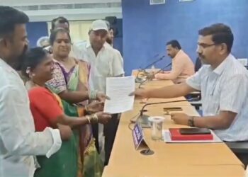 వడ్ల కొనుగోలు సెంటర్ మంజూరు చేయాలని కలెక్టర్‌ను కలిసిన గంగవ్వ