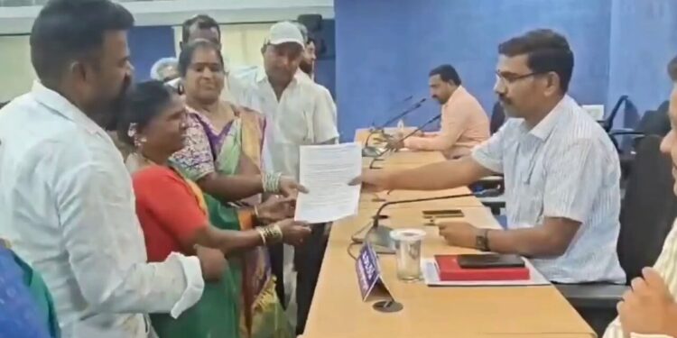 వడ్ల కొనుగోలు సెంటర్ మంజూరు చేయాలని కలెక్టర్ను కలిసిన గంగవ్వ