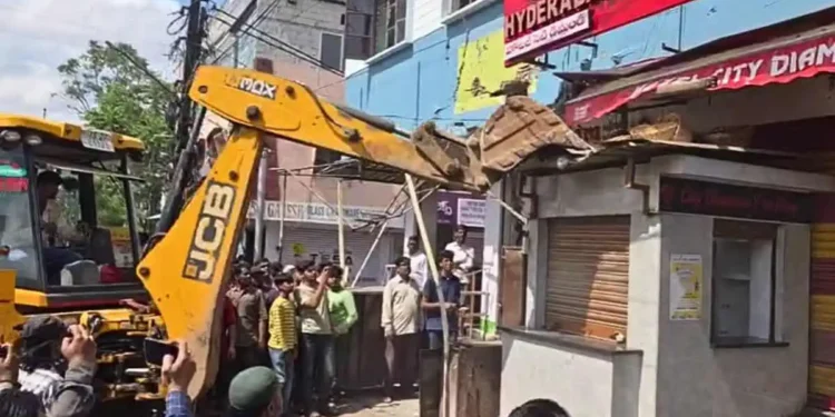 నగరంలో ఫుట్‌పాత్ ఆక్రమణలపై GHMC కఠిన చర్యలు