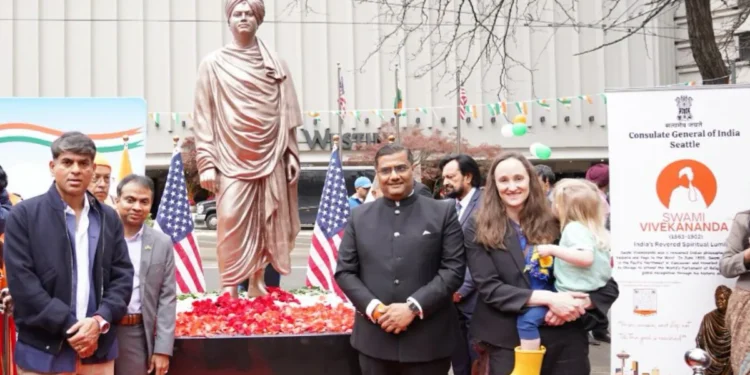 అమెరికాలో తొలిసారి స్వామి వివేకానంద నిలువెత్తు విగ్రహం ఏర్పాటు