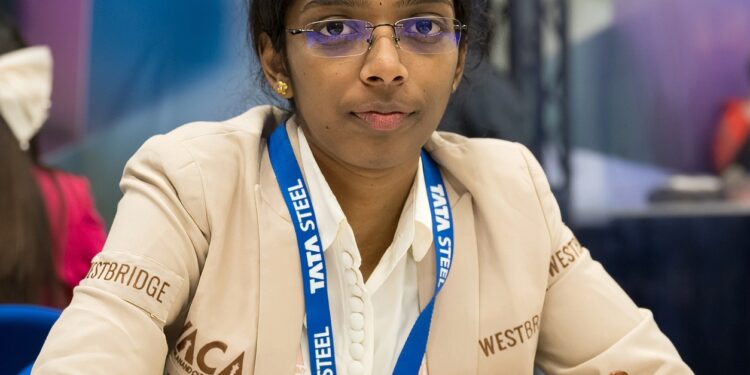 • క్యాండిడేట్స్ చెస్‌లో ఉత్కంఠ.. టైటిల్ రేస్‌లో వైశాలి కీలక దశలో పోరు