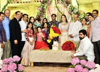 నవ దంపతులకు ఆశీర్వాదాలు అందించిన మంత్రి లోకేష్