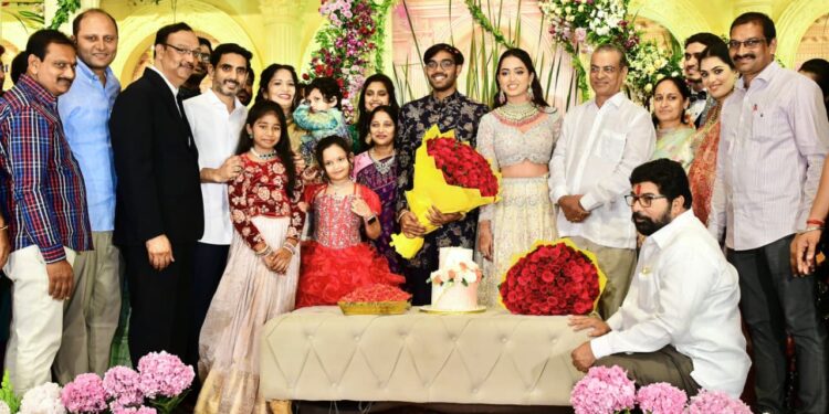 నవ దంపతులకు ఆశీర్వాదాలు అందించిన మంత్రి లోకేష్