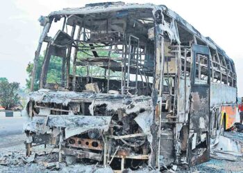 మెదక్‌–హైదరాబాద్‌ రహదారిపై భారీ అగ్ని ప్రమాదం