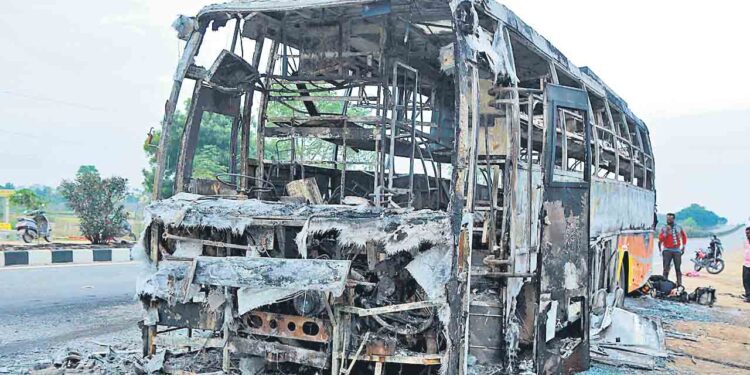 మెదక్‌–హైదరాబాద్‌ రహదారిపై భారీ అగ్ని ప్రమాదం